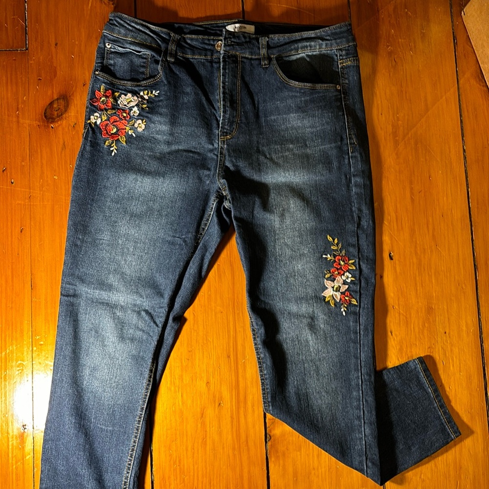 Floral embroidered jeans size 12/31